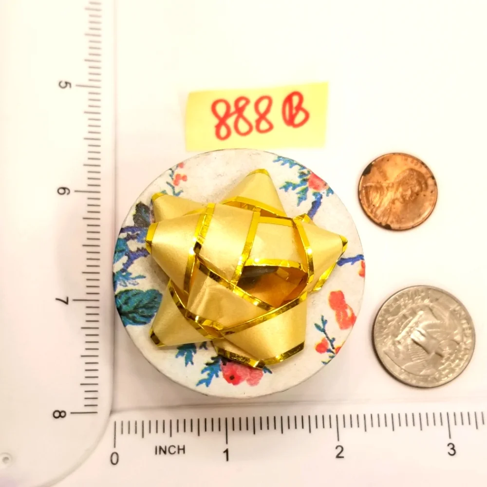 #888B Christmas Holiday Jewelry Box that looks like a Hat Box with Bow on Top